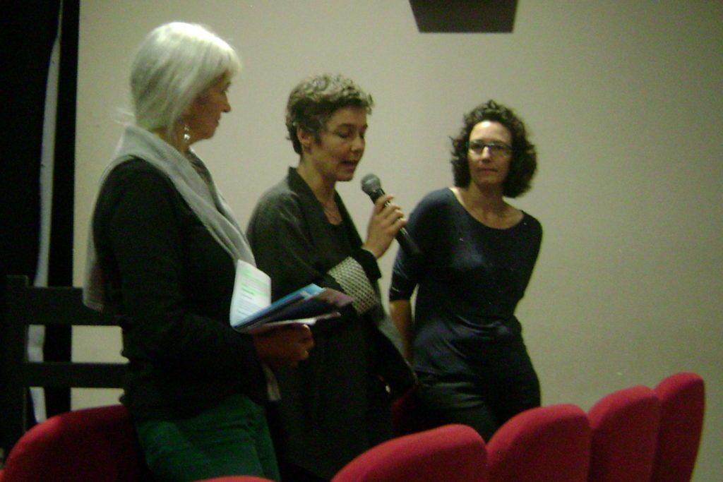 Juliette Hautbois entourée des animatrices de la Bibliothèque