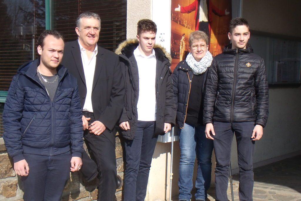 Le bureau des Conscrits autour du Maire et de son adjointe aux animations