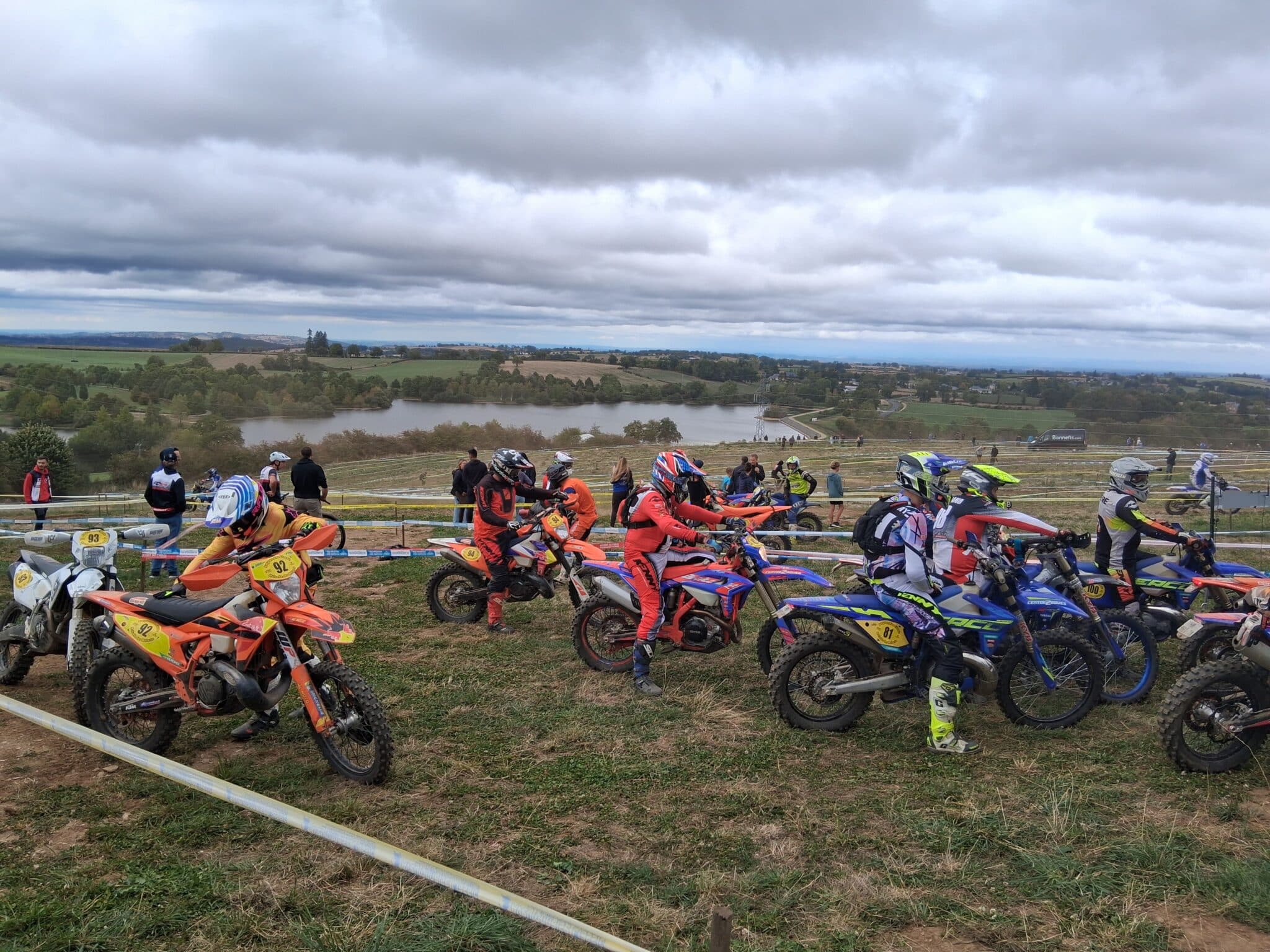Lire la suite à propos de l’article 2 jours au rythme des 550 motos de l’Aveyronnaise Classic